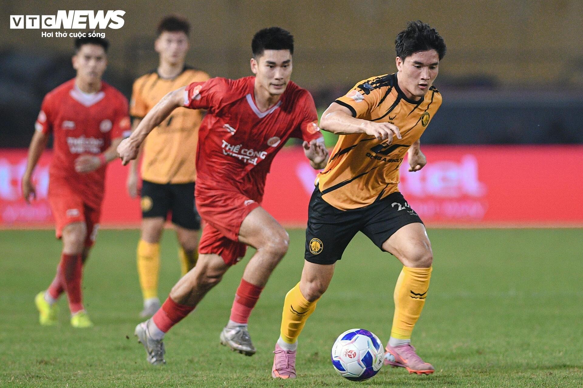 Đối thủ can không nổi, HLV Popov nổi giận lao vào trọng tài, lập tức bị thẻ đỏ - 12