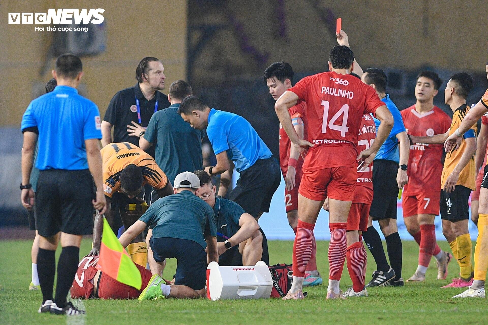 Đối thủ can không nổi, HLV Popov nổi giận lao vào trọng tài, lập tức bị thẻ đỏ - 4