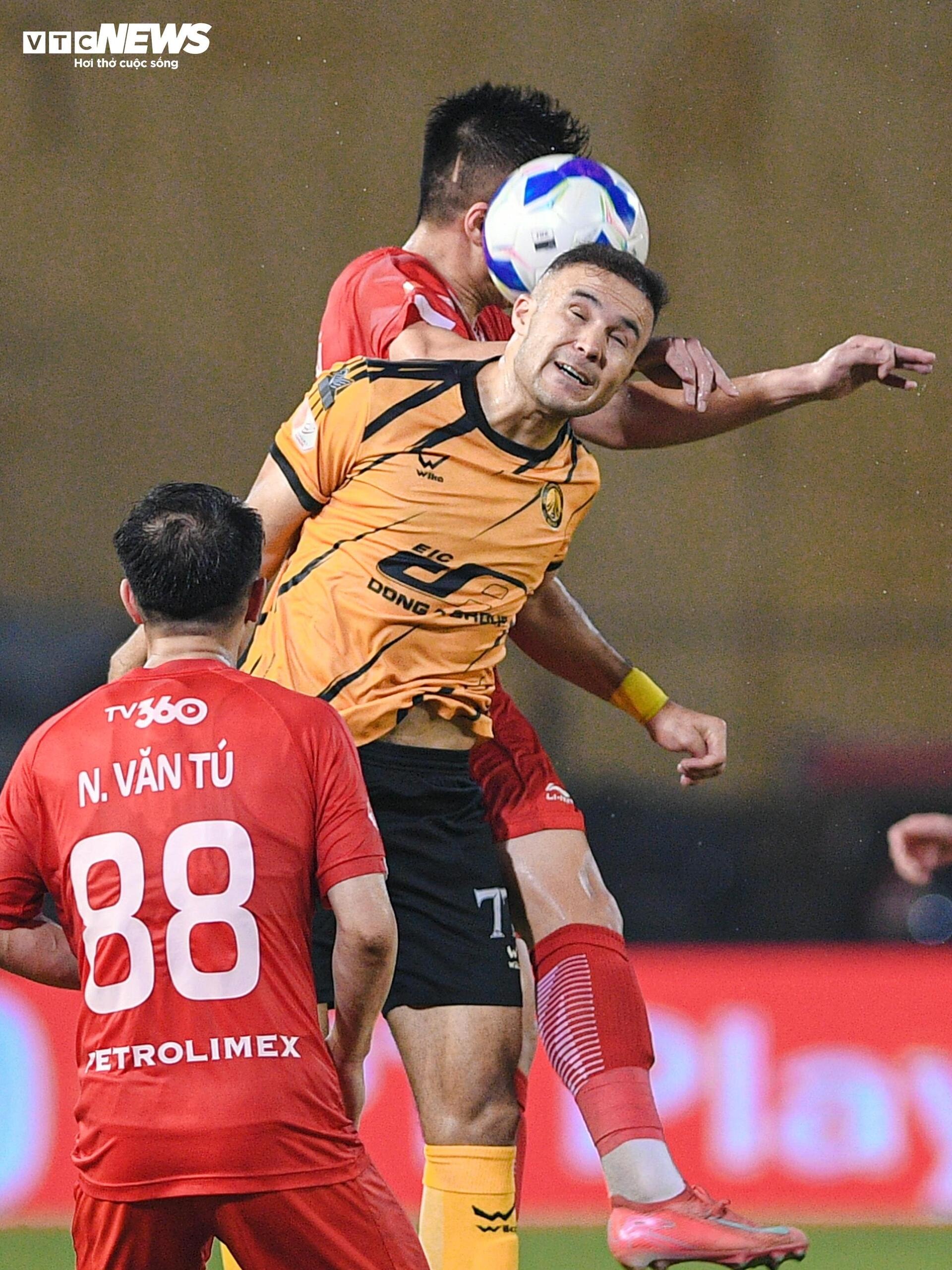 Đối thủ can không nổi, HLV Popov nổi giận lao vào trọng tài, lập tức bị thẻ đỏ - 9