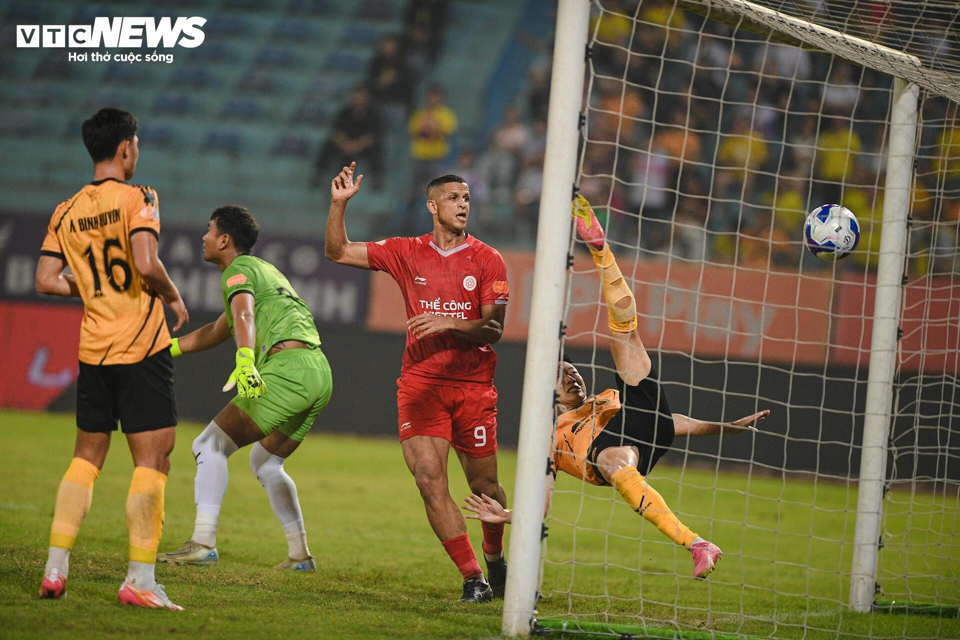 Đối thủ can không nổi, HLV Popov nổi giận lao vào trọng tài, lập tức bị thẻ đỏ - 8