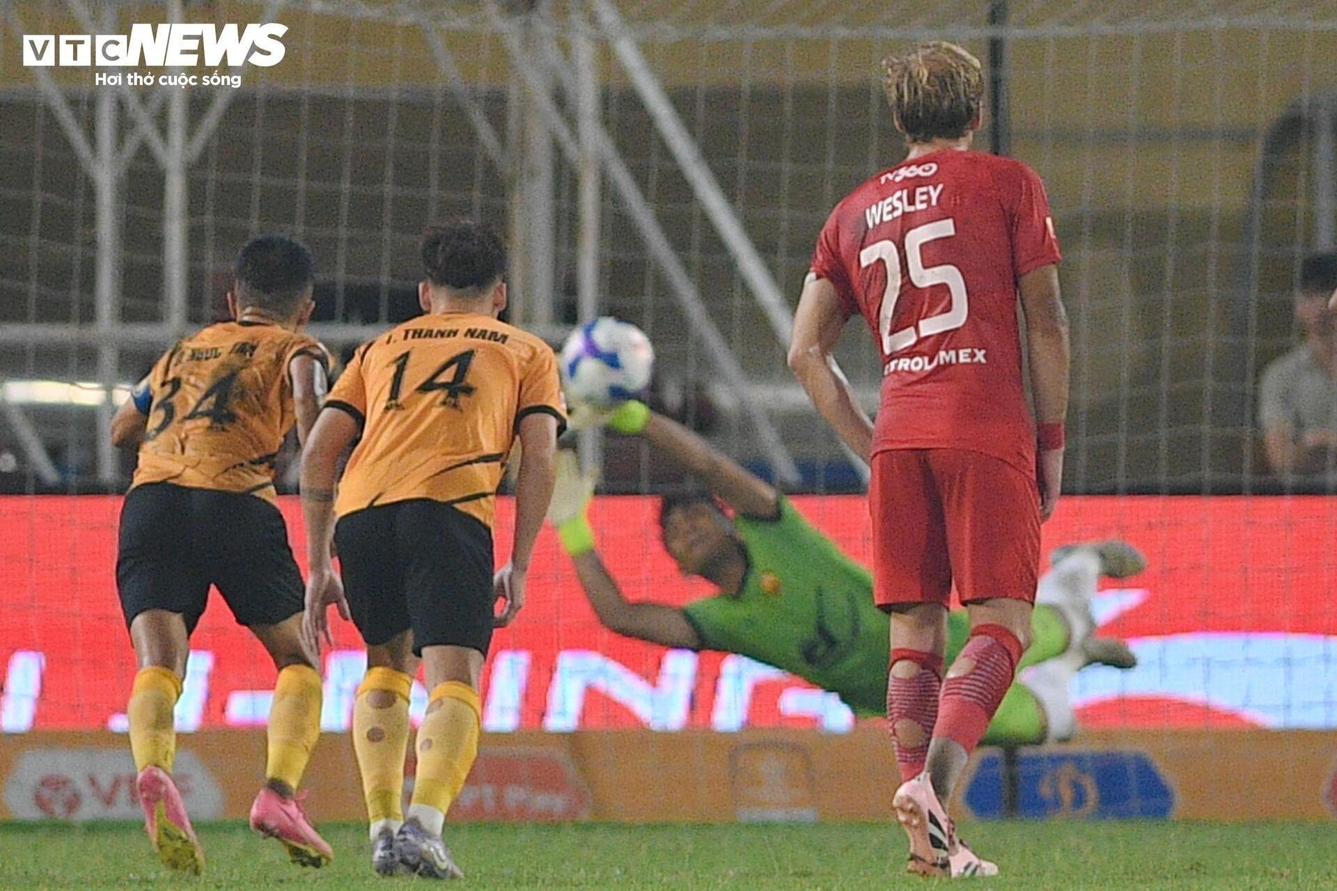 Đối thủ can không nổi, HLV Popov nổi giận lao vào trọng tài, lập tức bị thẻ đỏ - 10