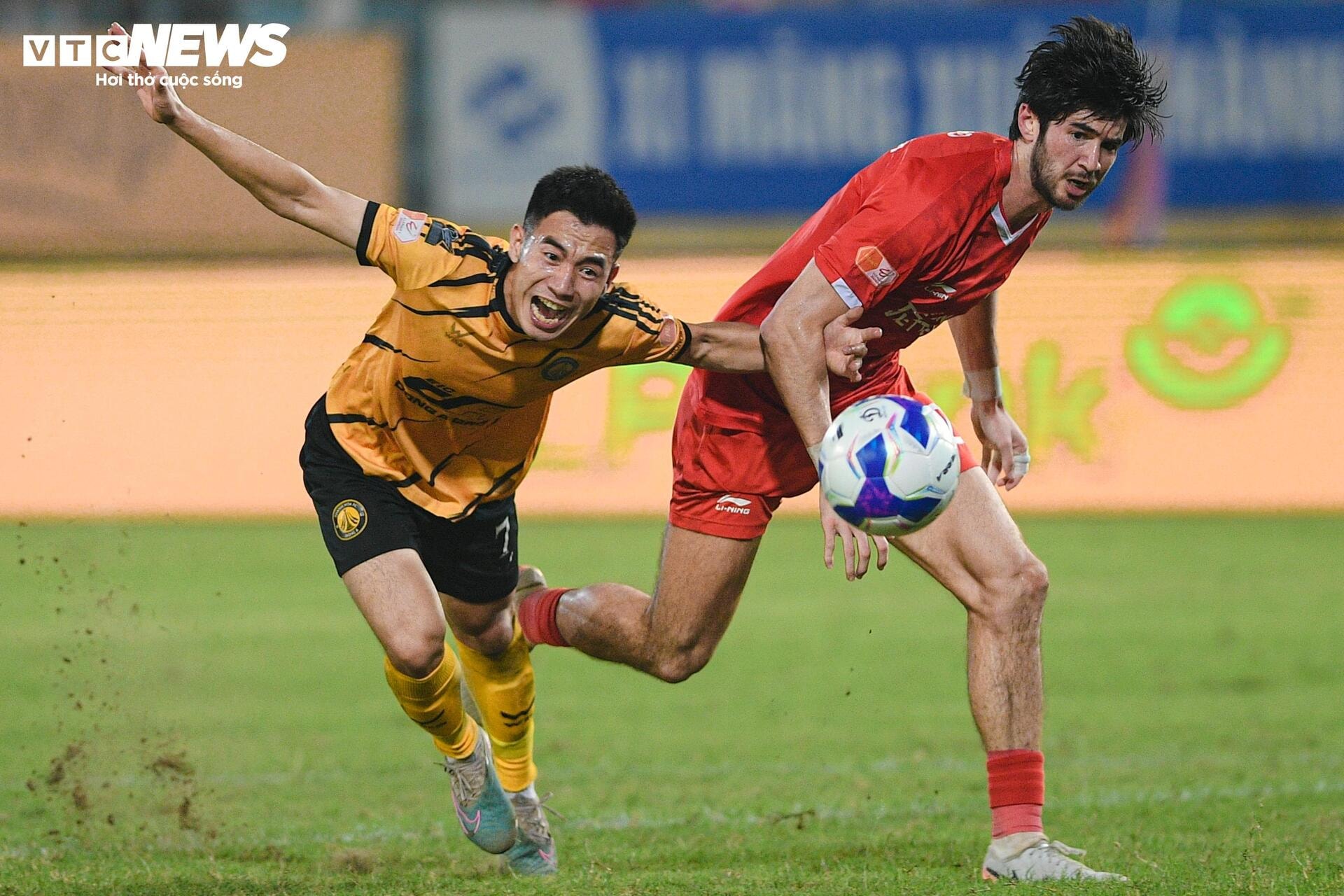 Đối thủ can không nổi, HLV Popov nổi giận lao vào trọng tài, lập tức bị thẻ đỏ - 1