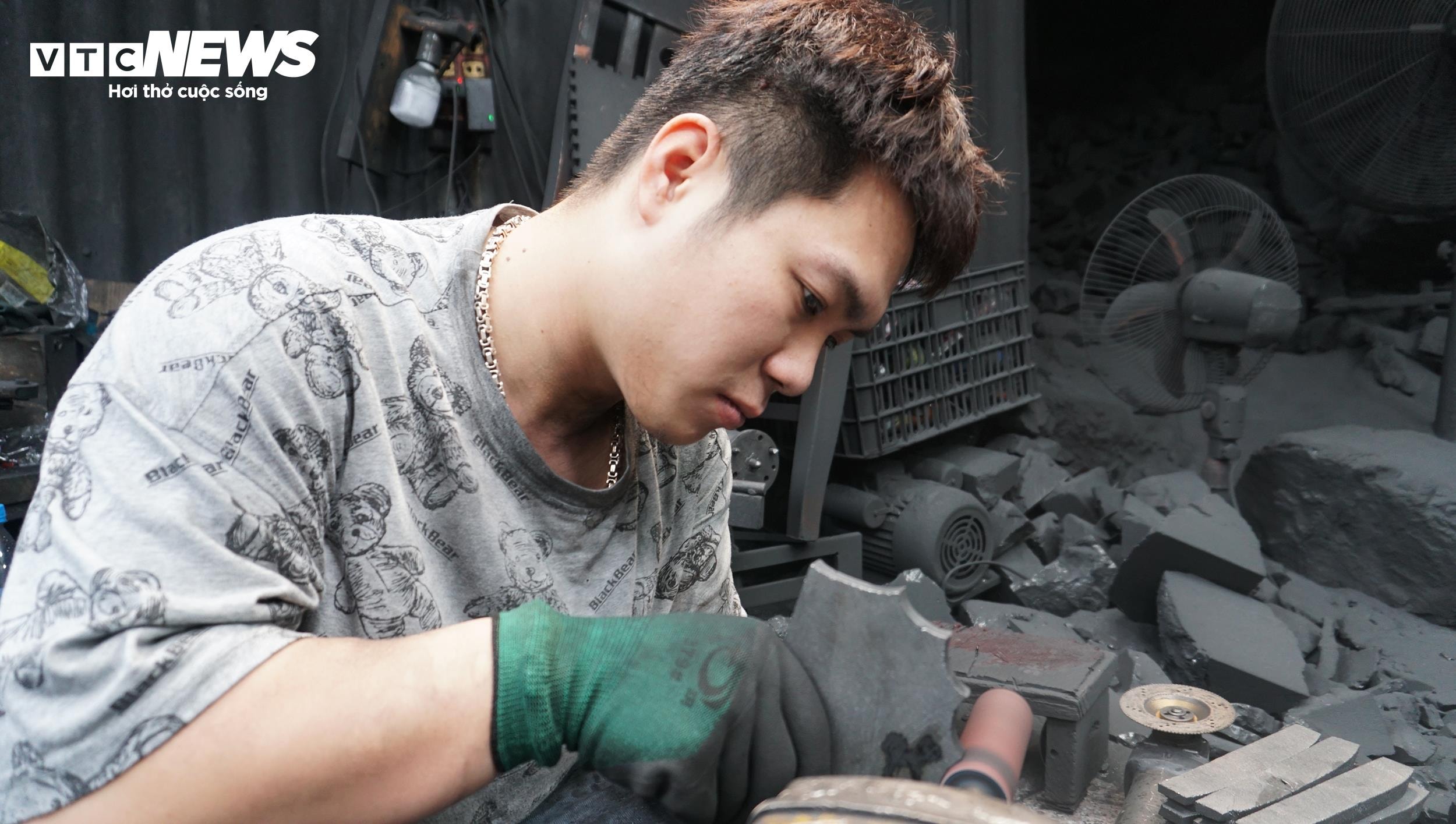 Nguyễn Phạm Trung Thanh (27 tuổi, con rể bà Bình) có hơn 5 năm theo nghề của gia đình. Theo anh Thanh, khó khăn nhất là khâu khắc tạc các chi tiết nhỏ và tạo hình các đường cong mềm mại, tinh tế. Mỗi công đoạn đều phải sử dụng các loại dao khắc chuyên biệt. Việc lựa chọn than chất lượng cao kết hợp với tay nghề vững vàng giúp người thợ vừa tránh được tình trạng nứt vỡ, vừa tạo nên độ bền chắc và vẻ óng ánh đặc trưng cho sản phẩm.