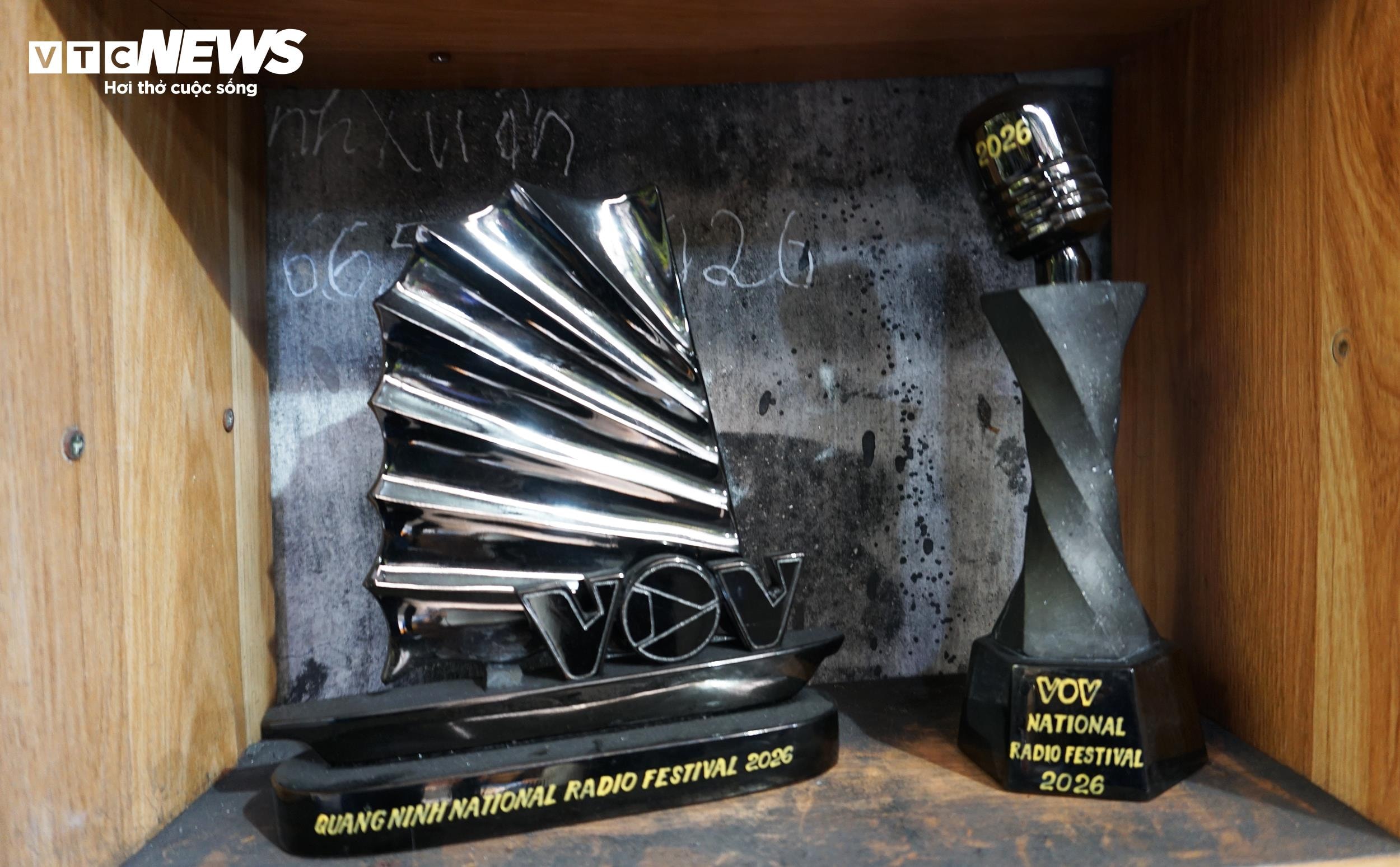 Những món quà lưu niệm làm từ than đá độc đáo, tinh xảo và giàu ý nghĩa không chỉ góp phần lưu giữ dấu ấn đẹp của Liên hoan Phát thanh toàn quốc lần thứ XVII tại Quảng Ninh, mà còn là sự kết tinh của tay nghề thủ công, sự sáng tạo và niềm tự hào với nghề truyền thống của các nghệ nhân Vùng mỏ.