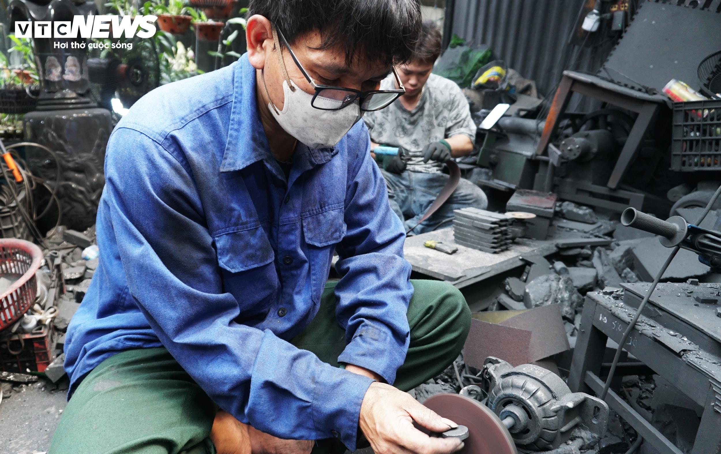 Từ hơn 2 tháng nay, xưởng Mỹ nghệ than đá Quyết Bình luôn tất bật ngày đêm với tiếng máy cắt, máy mài để kịp cho ra những sản phẩm làm quà tặng đại biểu tại Liên hoan Phát thanh toàn quốc lần thứ XVII sẽ diễn ra tại Quảng Ninh.