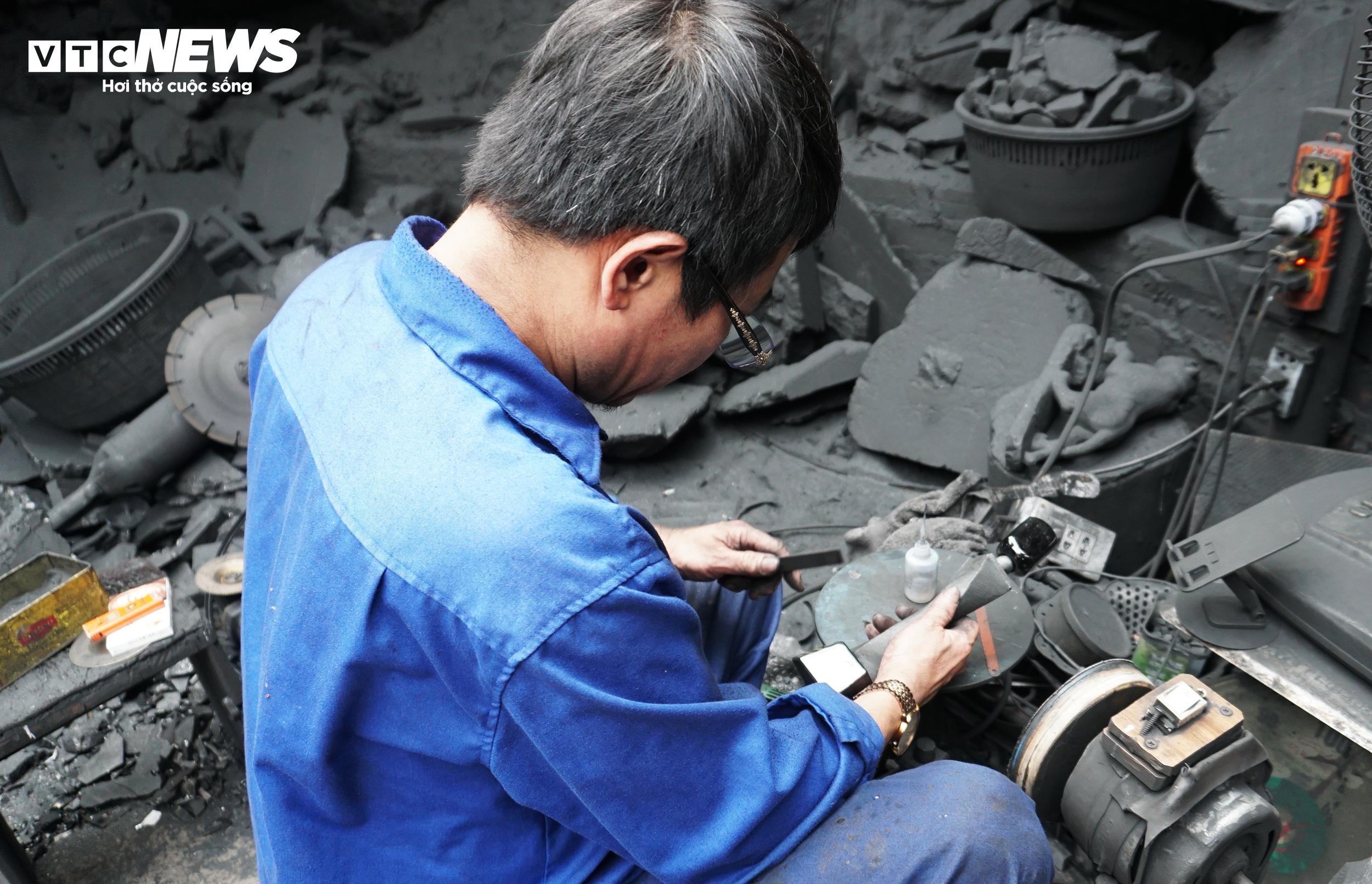 Ông Nguyễn Tiến Quyết, nghệ nhân xưởng Mỹ nghệ than đá Quyết Bình cho biết do toàn bộ quy trình đều làm thủ công, mỗi sản phẩm đòi hỏi sự kiên trì và tỉ mỉ cao độ, nên đều mang dấu ấn và “hồn cốt” riêng. Đặc biệt, chi tiết chữ VOV trên thân thuyền yêu cầu độ chính xác cao hơn.