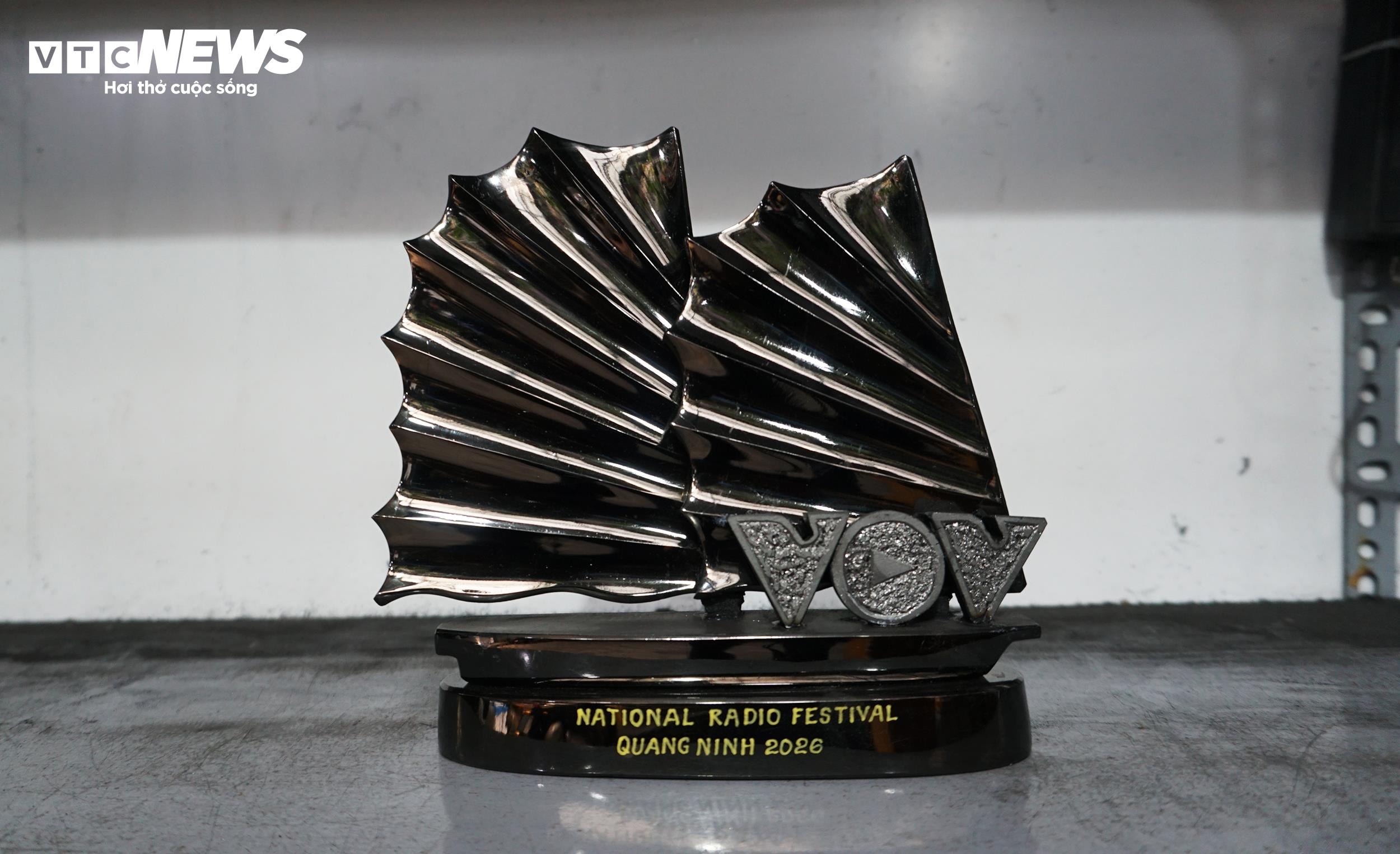 Hình ảnh thuyền buồm không chỉ quen thuộc trong văn hóa Vùng mỏ, mang ý nghĩa “thuận buồm xuôi gió”, mà còn thể hiện tinh thần vươn lên, khát vọng phát triển và mong muốn vươn xa.