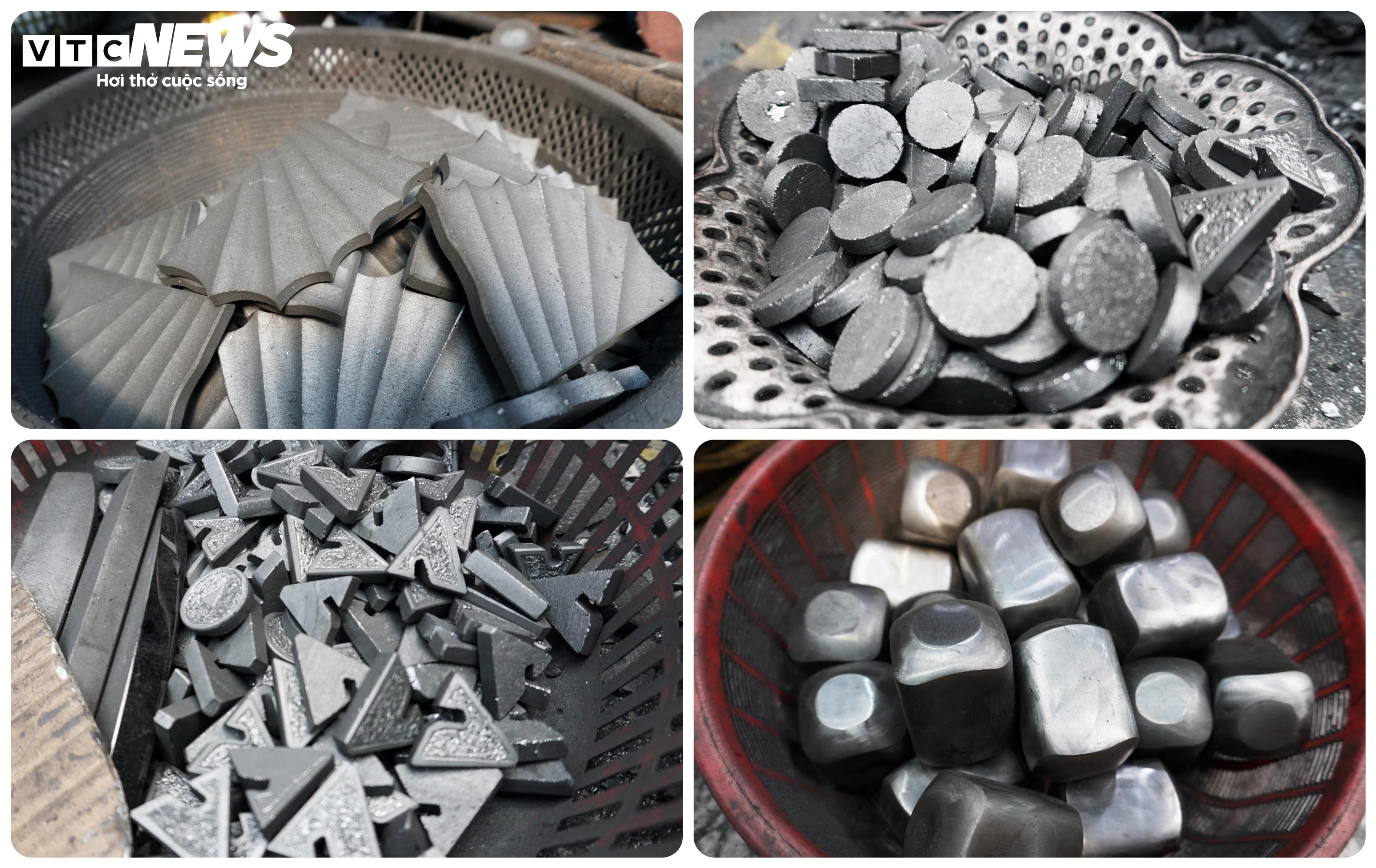 Tại Liên hoan Phát thanh toàn quốc lần thứ XVII - Quảng Ninh năm 2026, Ban Tổ chức lựa chọn hai mẫu quà tặng chính là tượng thuyền buồm và tượng micro. Tổng cộng 650 sản phẩm với gần 5.000 chi tiết đều được chế tác từ than đá - loại khoáng sản đặc trưng của Quảng Ninh.