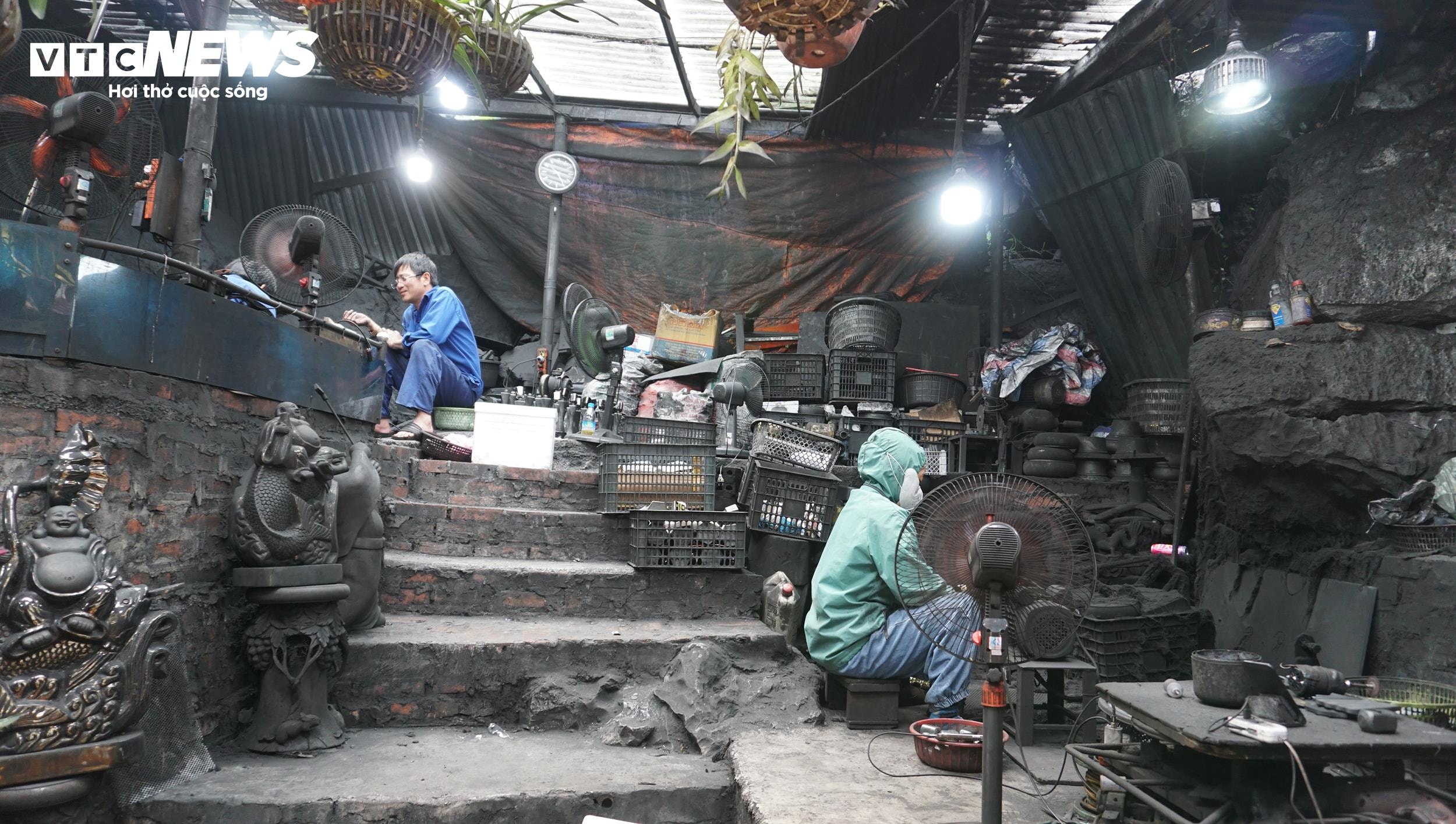 Nằm trong con hẻm nhỏ tại phường Hạ Long, tỉnh Quảng Ninh - xưởng Mỹ nghệ than đá Quyết Bình là đơn vị được đặt hàng chế tác hàng trăm sản phẩm từ than đá để tặng các đại biểu tại Liên hoan Phát thanh toàn quốc lần thứ XVII, từ ngày 11 đến 13/4.