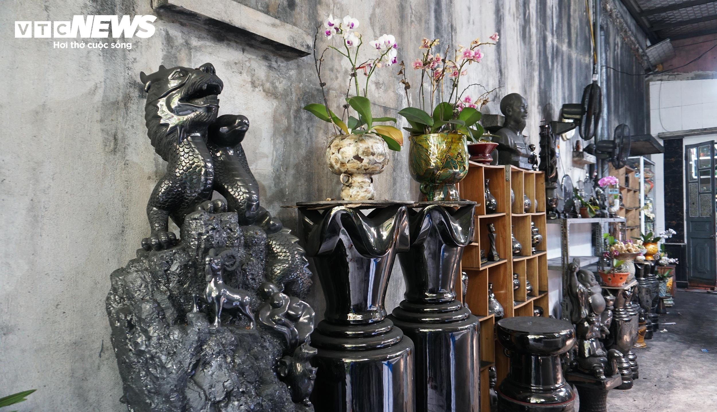 Ngoài chế tác sản phẩm phục vụ Liên hoan Phát thanh toàn quốc, cơ sở còn chế tác nhiều sản phẩm độc đáo từ than đá.