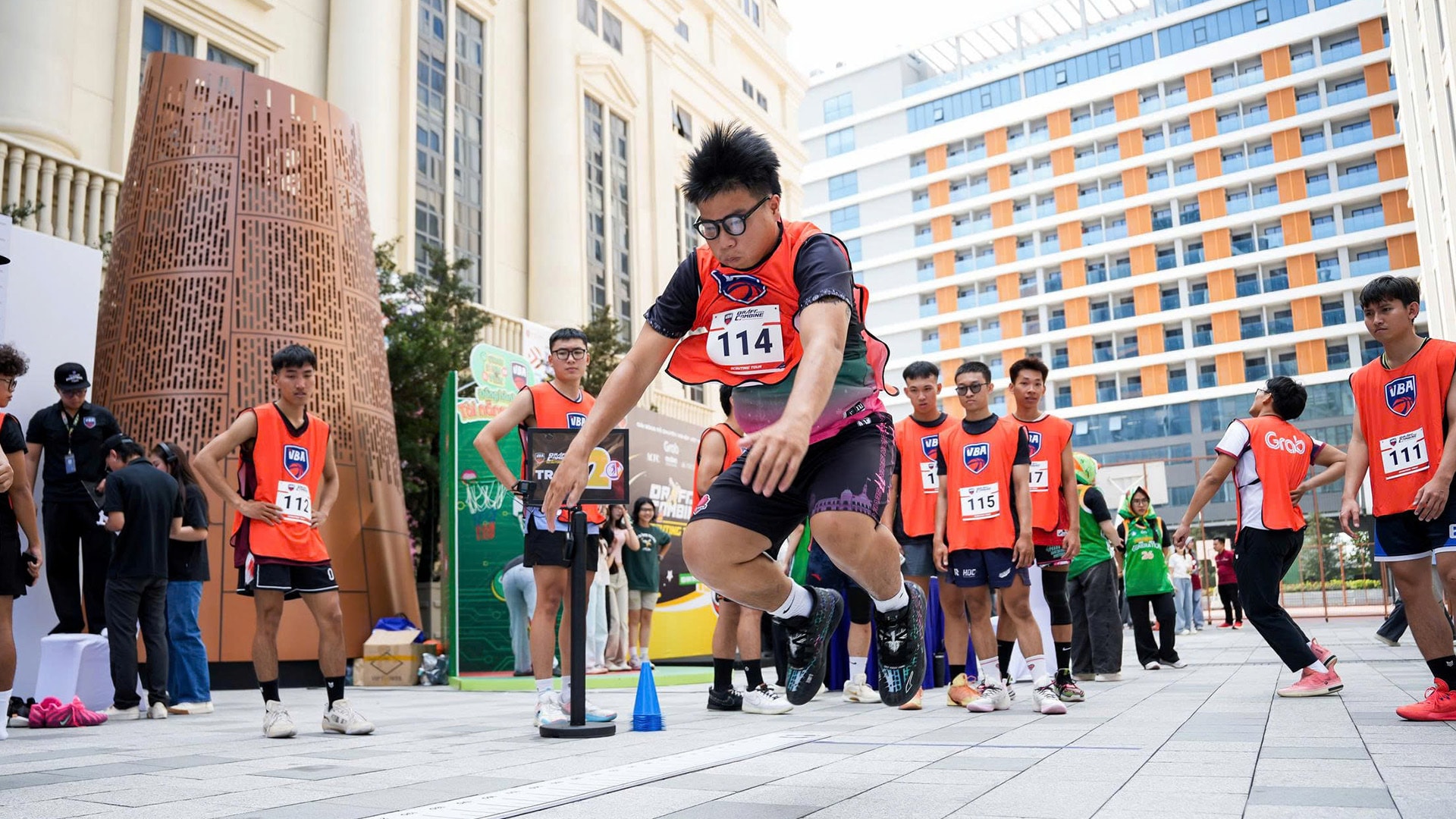 Hoạt động Scouting Tour diễn ra tại Trường ĐH Văn Lang vào sáng 3/4 (Ảnh: VBA)