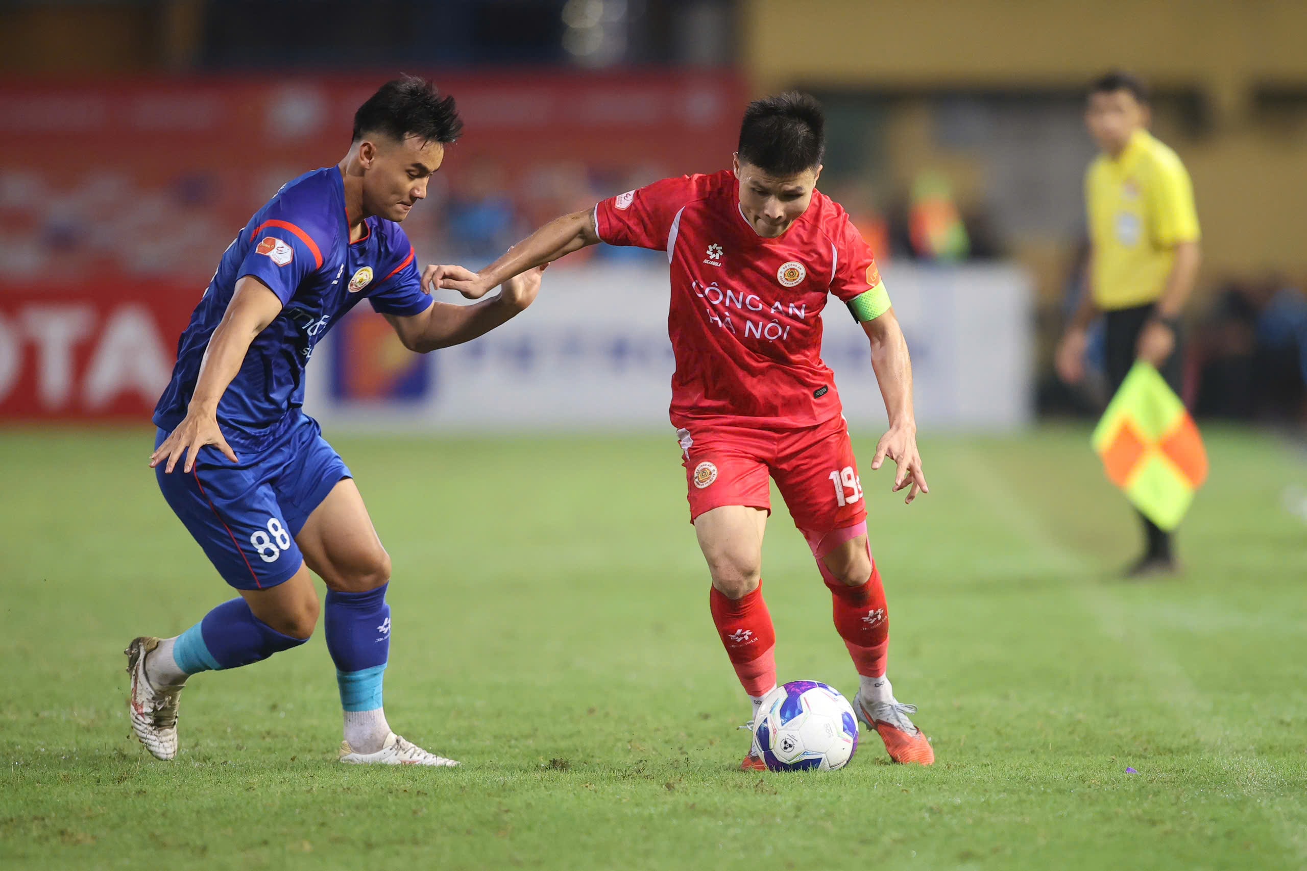 CLB Công an Hà Nội đấu với PVF CAND trên sân vận động PVF, Hưng Yên.