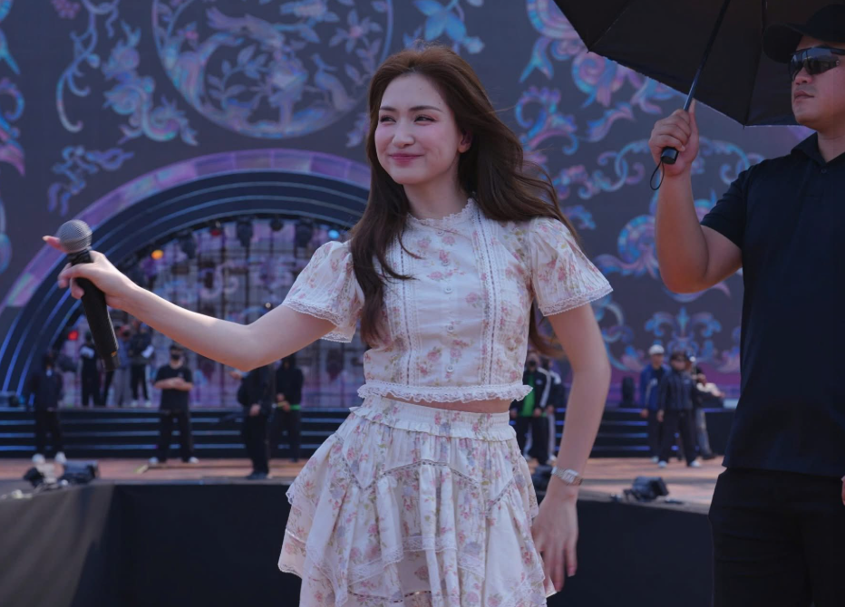 Ca sĩ Hoà Minzy là một trong những nghệ sĩ biểu diễn chương trình khai mạc