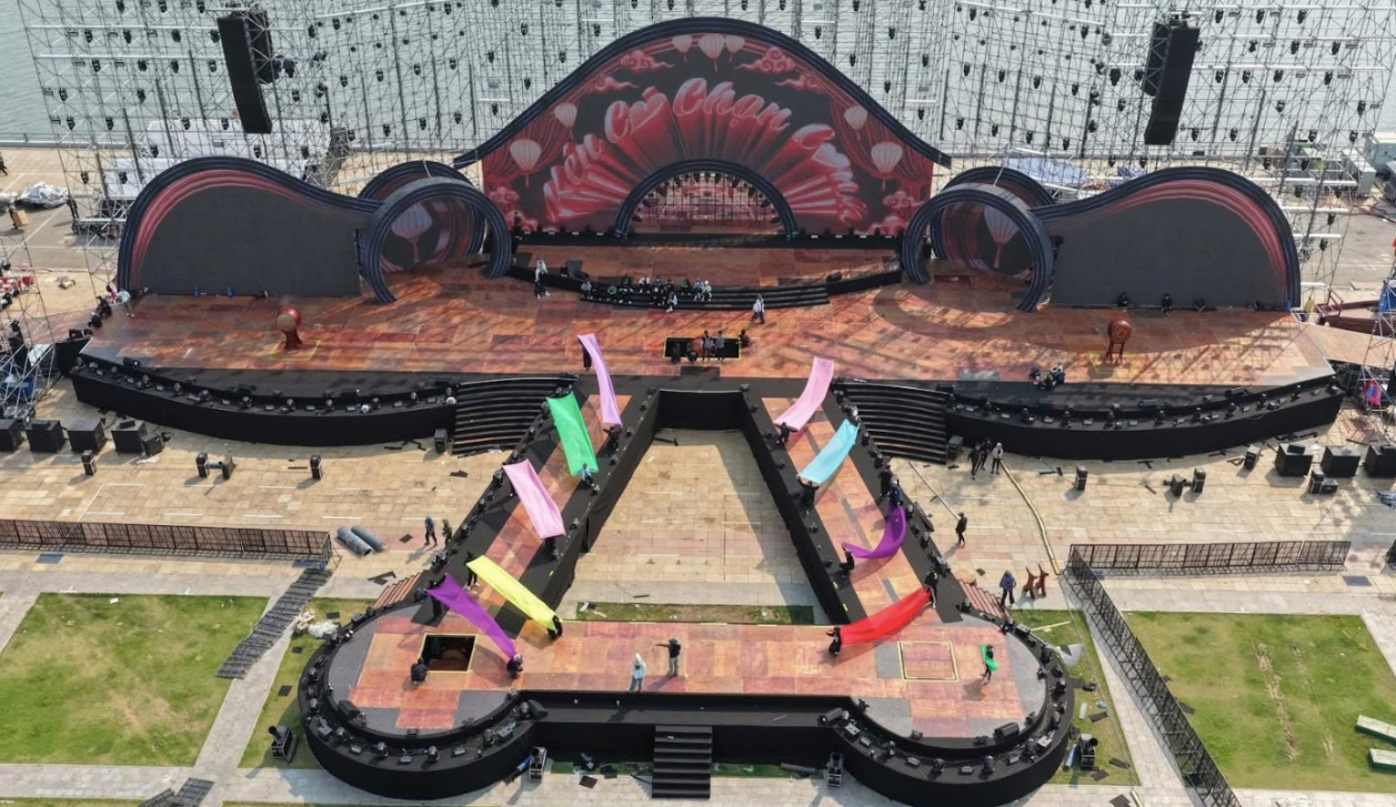 Sâu khấu có quy mô gần 4.000 m², với chiều ngang 120 m, cao 30 m.