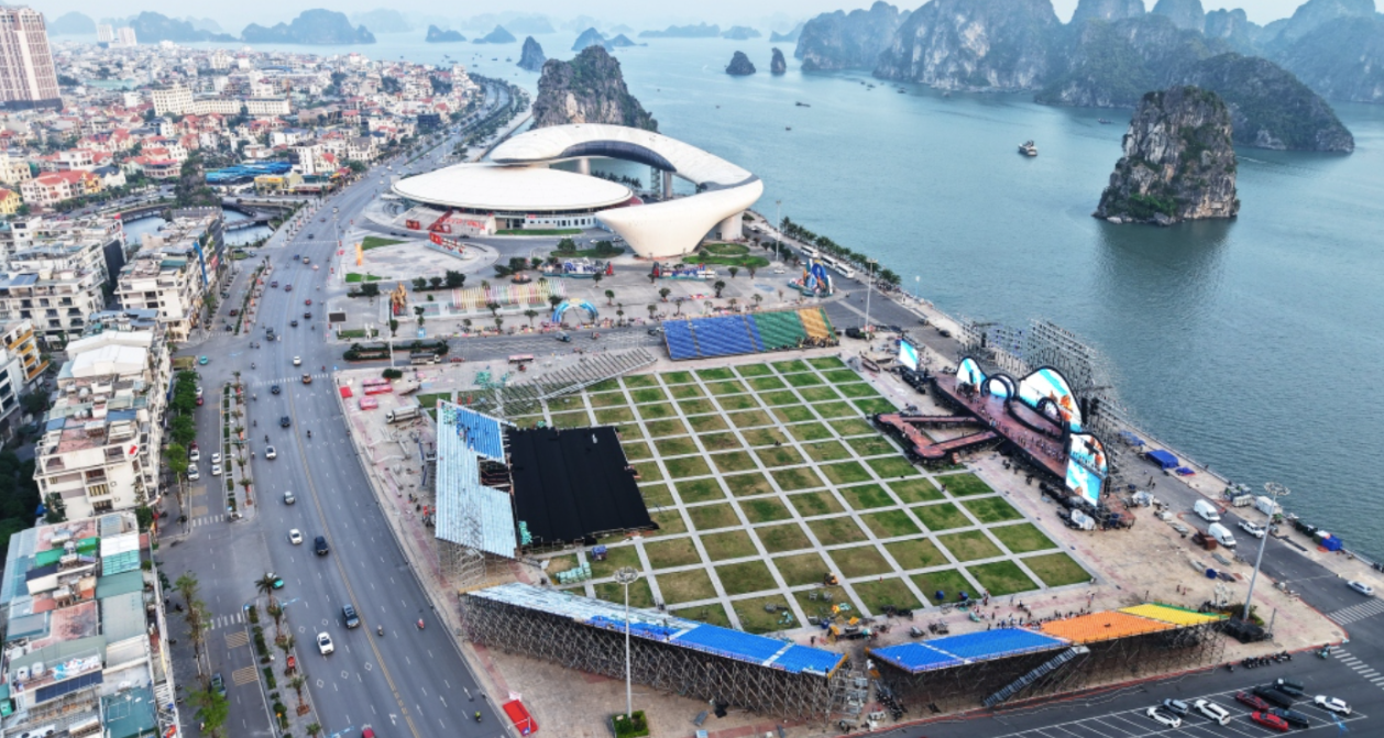 Siêu sân khấu ngoài trời nằm bên bờ Vịnh Hạ Long.