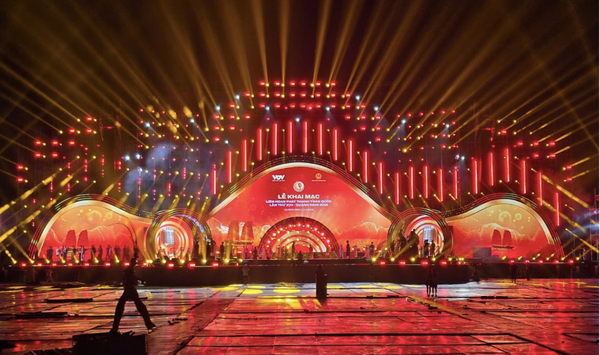 Khác với những sân khấu thông thường, công trình của “Thanh âm Kỷ nguyên mới” được tạo hình bằng những lớp sóng uốn lượn nối tiếp nhau.