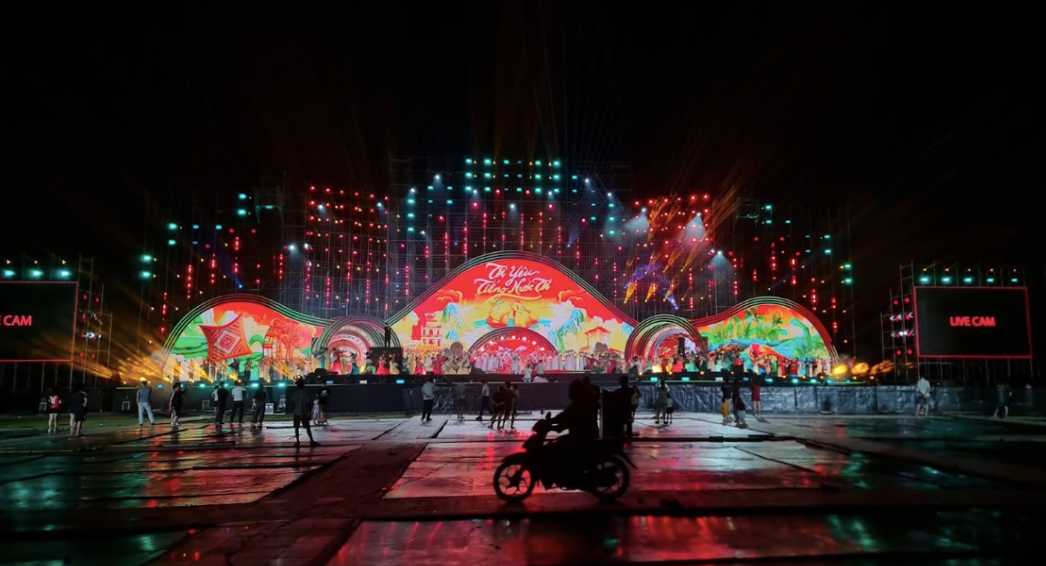 Mỗi lớp sóng xếp tầng tượng trưng cho biên niên sử của ngành Phát thanh Việt Nam.