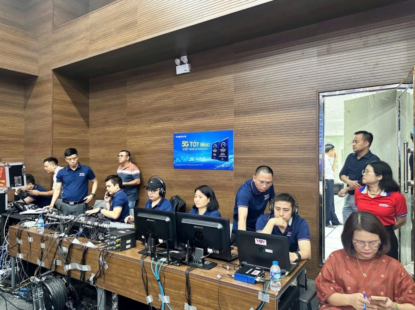 Các cán bộ, kỹ thuật viên của Trung tâm Lưu trữ và Sản xuất chương trình (Đài Tiếng nói Việt Nam) làm nhiệm vụ thử kỹ thuật cho các đoàn dự thi trước khi lên sóng trực tiếp.