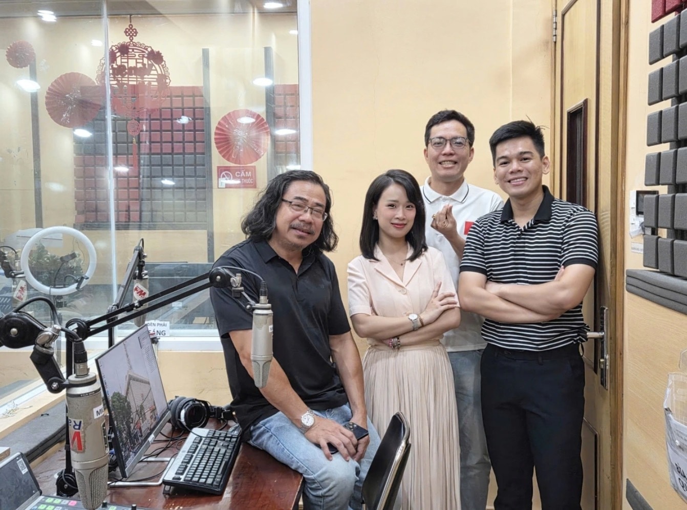 Nhà báo Công Vinh (áo đen), Đài PT-TH Thành phố Hồ Chí Minh nhấn mạnh: Người làm phát thanh phải khai thác được óc tưởng tượng của công chúng.