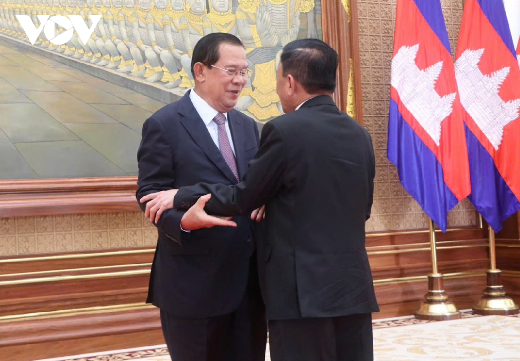 Thường trực Ban Bí thư Trần Cẩm Tú và Chủ tịch Đảng Nhân dân Campuchia (CPP), Chủ tịch Thượng viện Vương quốc Campuchia Hun Sen vui mừng gặp nhau.