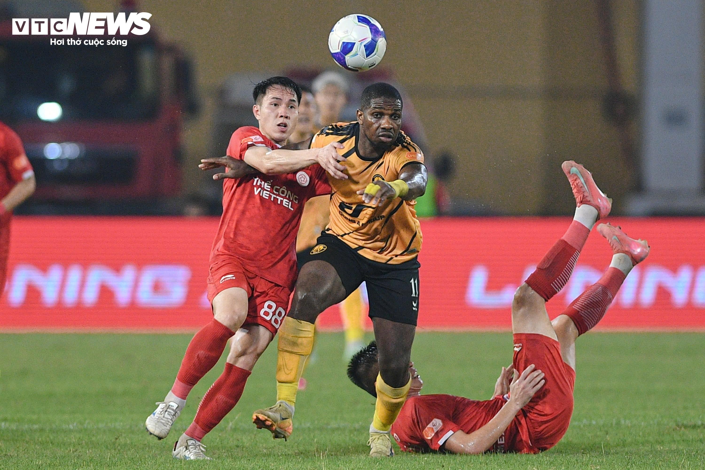CLB Thể Công Viettel (áo đỏ) tạm thu hẹp khoảng cách với đội đầu bảng CAHN. (Ảnh: Đắc Huy)