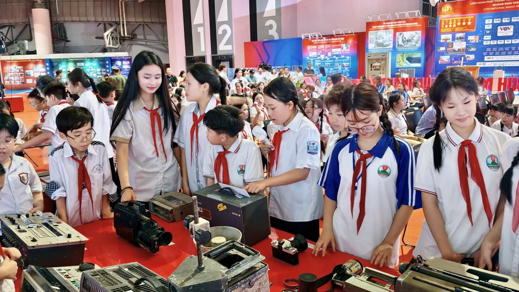 Các em học sinh tham quan, tìm hiểu những hiện vật lịch sử gắn liền với sự phát triển của báo chí, phát thanh, truyền hình Quảng Ninh.