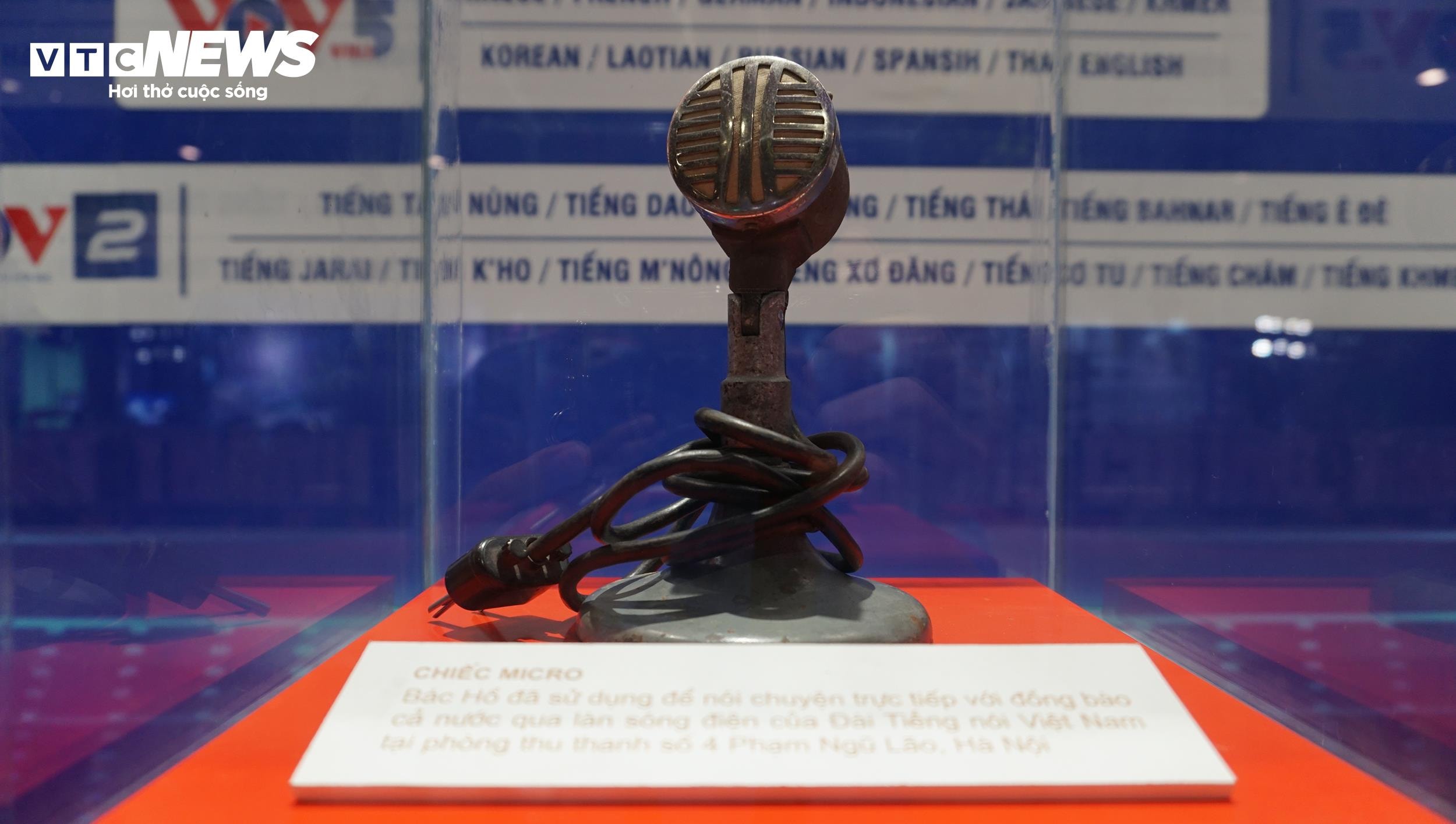 Chiếc micro Bác Hồ sử dụng để nói chuyện trực tiếp với đồng bào cả nước.