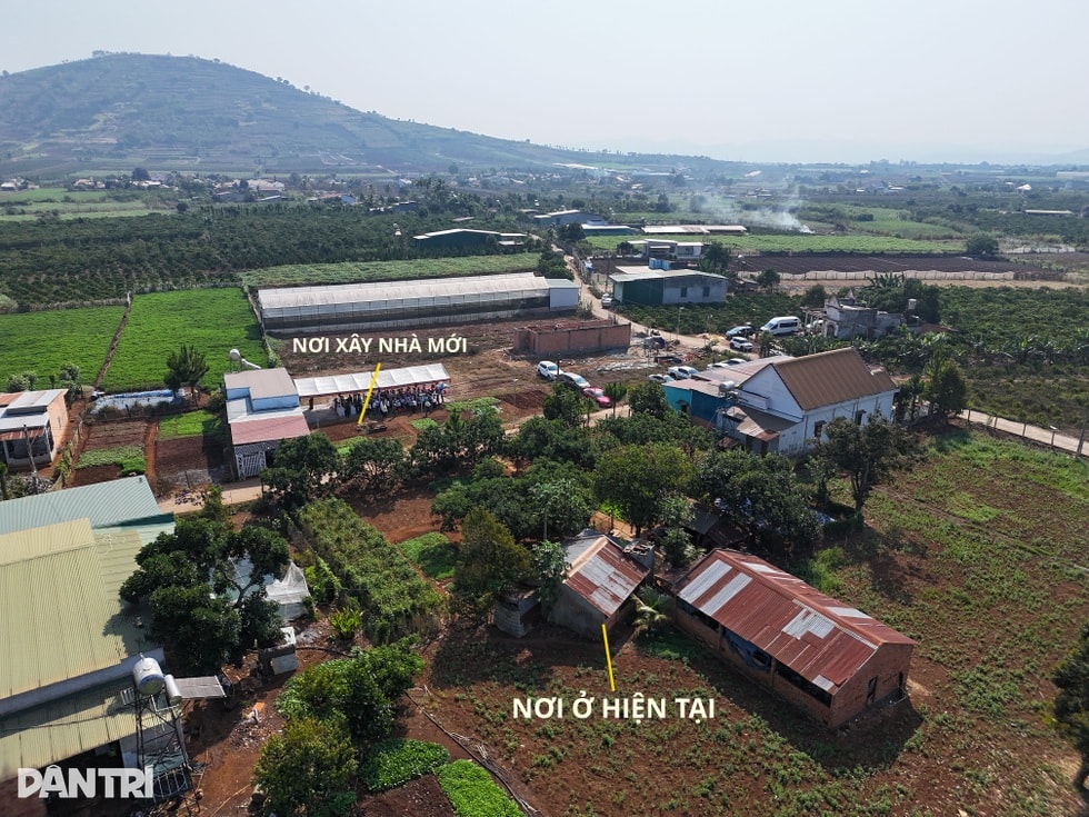 Báo Dân trí trao tiền, xây nhà Nhân ái tặng chị em bé 16 tuổi ở Lâm Đồng - 5 Báo Dân trí trao tiền, xây nhà Nhân ái tặng chị em bé 16 tuổi ở Lâm Đồng - 5