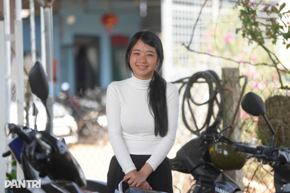 Báo Dân trí trao tiền, xây nhà Nhân ái tặng chị em bé 16 tuổi ở Lâm Đồng - 3 Báo Dân trí trao tiền, xây nhà Nhân ái tặng chị em bé 16 tuổi ở Lâm Đồng - 3