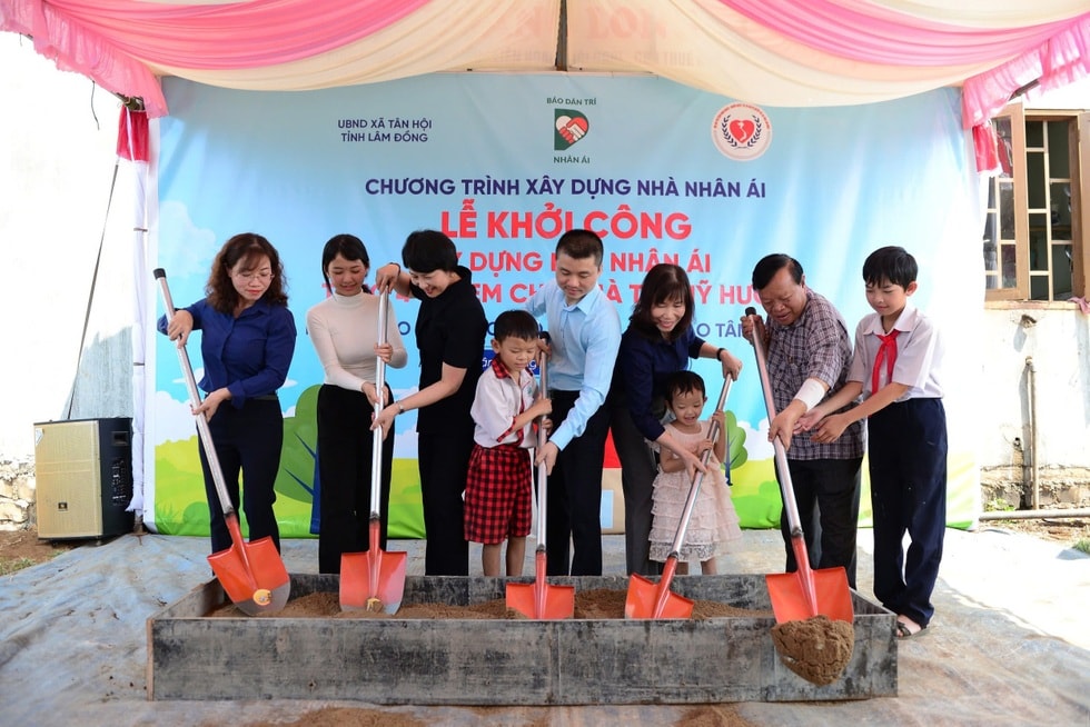 Báo Dân trí trao tiền, xây nhà Nhân ái tặng chị em bé 16 tuổi ở Lâm Đồng - 6 Báo Dân trí trao tiền, xây nhà Nhân ái tặng chị em bé 16 tuổi ở Lâm Đồng - 6