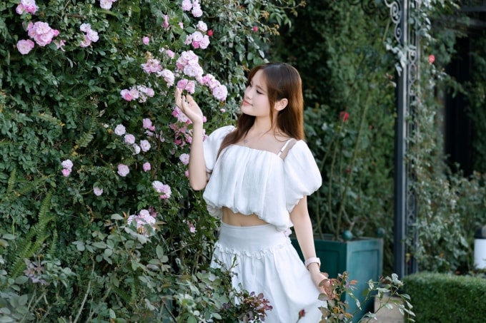 Du khách check-in tại vườn hồng Rosa. Ảnh: Sun Group