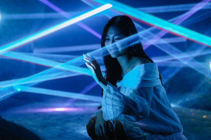 Công nghệ cảm biến giúp ánh sáng phản ứng và tương tác theo từng cử động của du khách. Ảnh: Sun Group