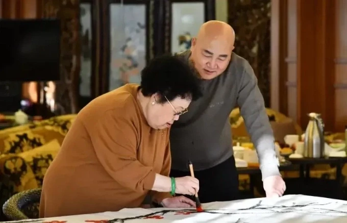 Bà Trần Lệ Hoa và chồng Đường Tăng Trì Trọng Thụy. Ảnh: QQ