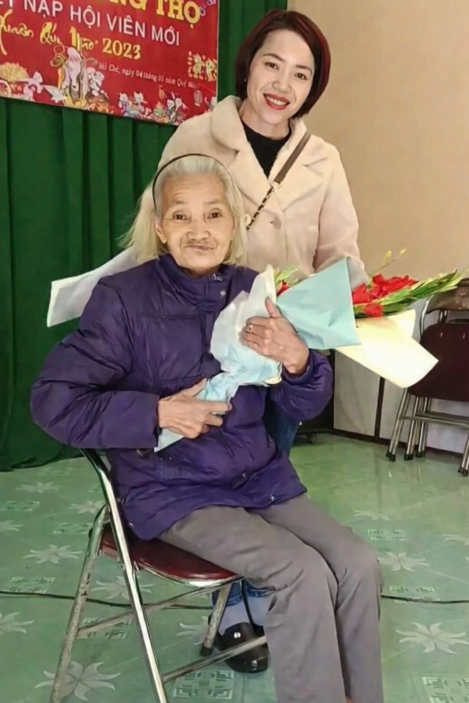 Chị Thái bên mẹ dịp mừng thọ Tết Nguyên Đán, năm 2023. Ảnh gia đình cung cấp