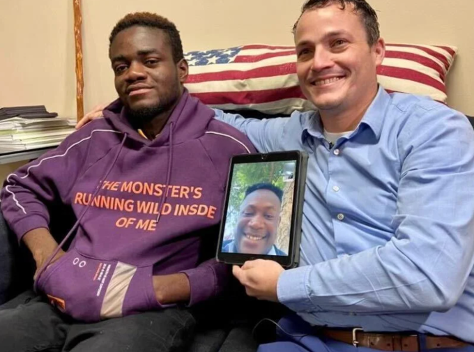 Ông Stephen Ira Adams (phải) và Isaac, em trai của  Anderson ở bang Louisiana (Mỹ). Ảnh: CBS News