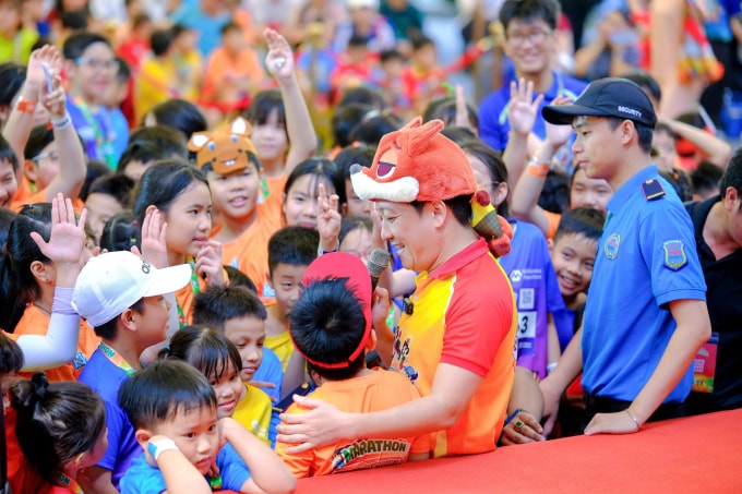 Nghệ sĩ Trường Giang giao lưu cùng các Kun runner TP HCM hồi tháng 3. Ảnh: VnExpress Marathon