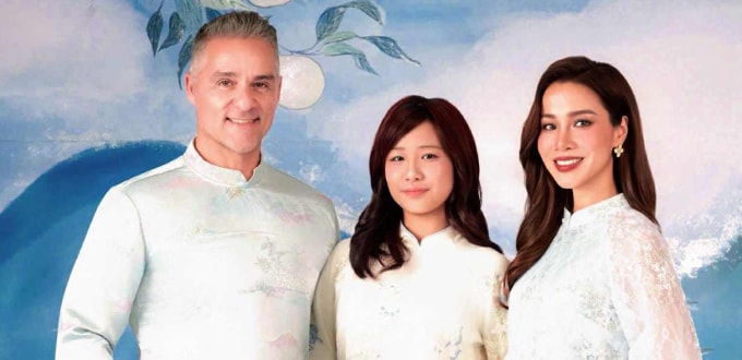 Doanh nhân người Đức - Mike bên Bảo Trúc (phải) và con gái riêng của vợ tương lai. Ảnh: Nhân vật cung cấp