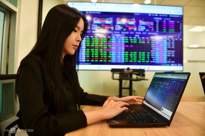 Nhà đầu tư theo dõi thị trường chứng khoán tại một công ty ở TP HCM. Ảnh: Thanh Tùng