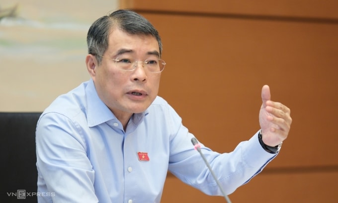 Thủ tướng Lê Minh Hưng trao đổi với các đại biểu tại phiên thảo luận tổ sáng 10/4. Ảnh: Anh Tú