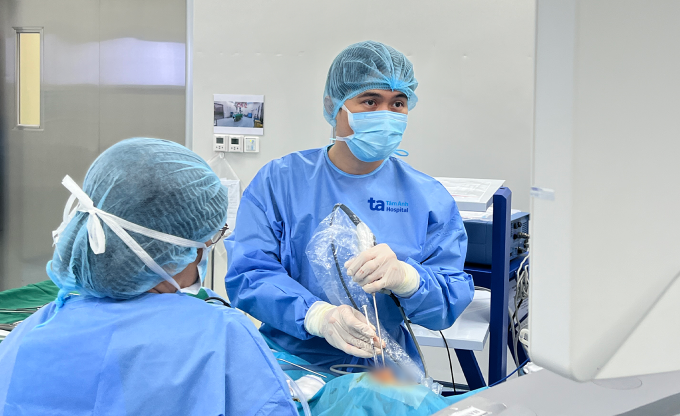 Bác sĩ Thái Duy đang phẫu thuật nội soi mũi xoang gắp dị vật cho anh Phú. Ảnh: Bệnh viện Đa khoa Tâm Anh