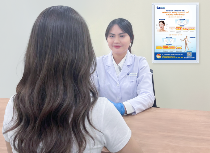 Bác sĩ Trân tư vấn cho Lan về liệu trình điều trị rạn da. Ảnh: Bệnh viện Đa khoa Tâm Anh