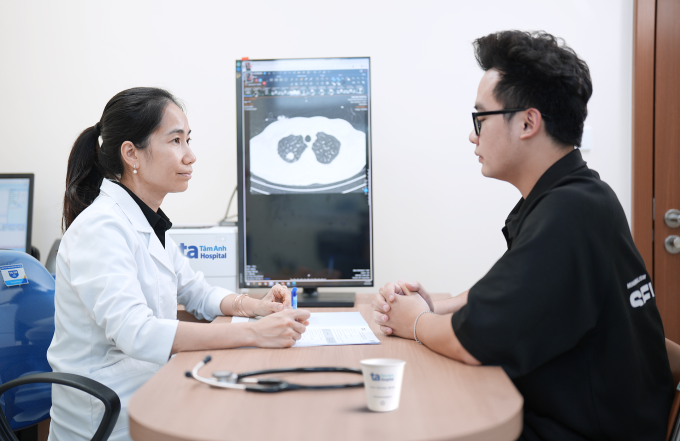 Tiến sĩ Bình tư vấn cho bệnh nhân chuẩn bị hóa trị. Ảnh: Bệnh viện Đa khoa Tâm Anh