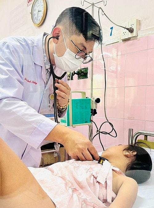 Bác sĩ Bệnh viện Nhân dân Gia Định thăm khám cho bệnh nhi nghi ngộ độc, chiều 9/4. Ảnh:Minh Toàn