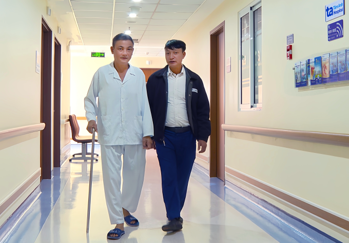 Ông Trịnh (bên trái) đi lại cùng người nhà sau thời gian điều trị. Ảnh: Bệnh viện Đa khoa Tâm Anh