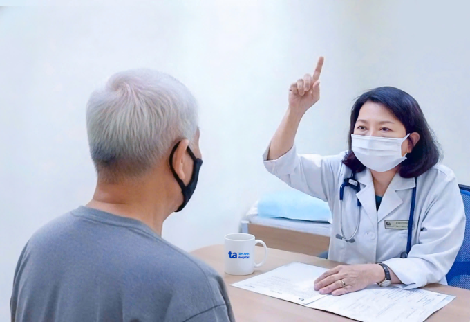 Bác sĩ đang kiểm tra nhận thức, tầm soát sa sút trí tuệ cho người lớn tuổi. Ảnh: Bệnh viện Đa khoa Tâm Anh