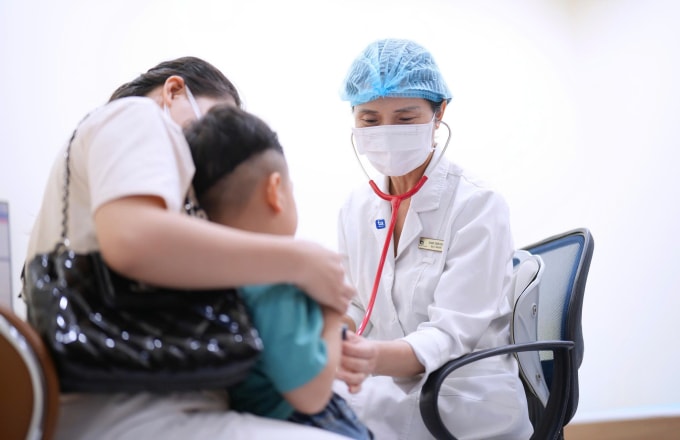 Bác sĩ đang khám cho một bệnh nhi có biểu hiện rối loạn tiêu hóa. Ảnh minh họa: Phòng khám Đa khoa Tâm Anh Cầu Giấy