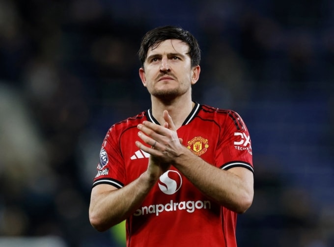 Trung vệ Harry Maguire  vỗ tay cảm ơn người hâm mộ Man Utd sau trận gặp Everton trên sân Hill Dickinson, thành phố Liverpool, Vương quốc Anh, ngày 23/2/2026. Ảnh: Reuters