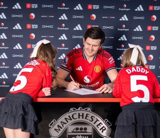 Maguire ký gia hạn hợp đồng với Man Utd ngày 7/4, trước sự chứng kiến của hai con gái. Ảnh: Man Utd