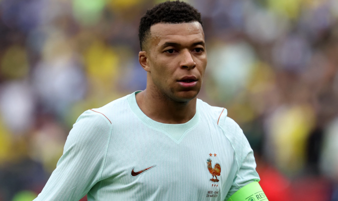 Áo đấu của Kylian Mbappe có hiện tượng bất thường ở phần vai. Ảnh: AFP