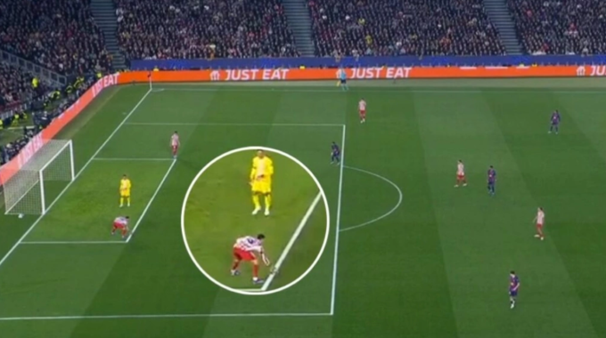 Pubill dùng tay chặn bóng sau khi thủ môn Musso chuyền. Ảnh chụp màn hình